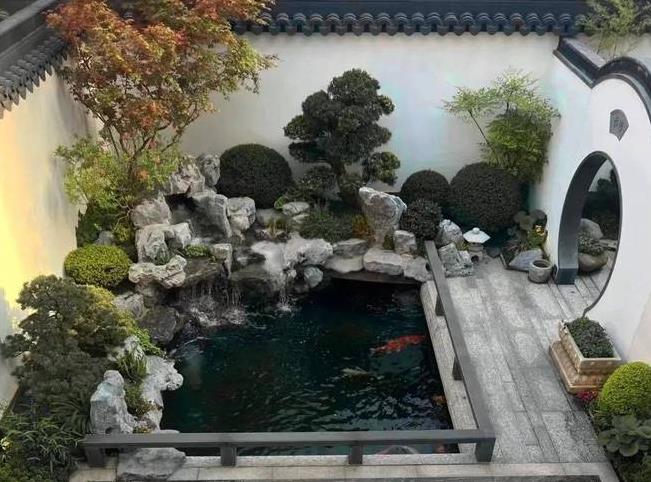 別墅庭院錦鯉魚(yú)池，將心之向往和追求照進(jìn)現(xiàn)實(shí)生活